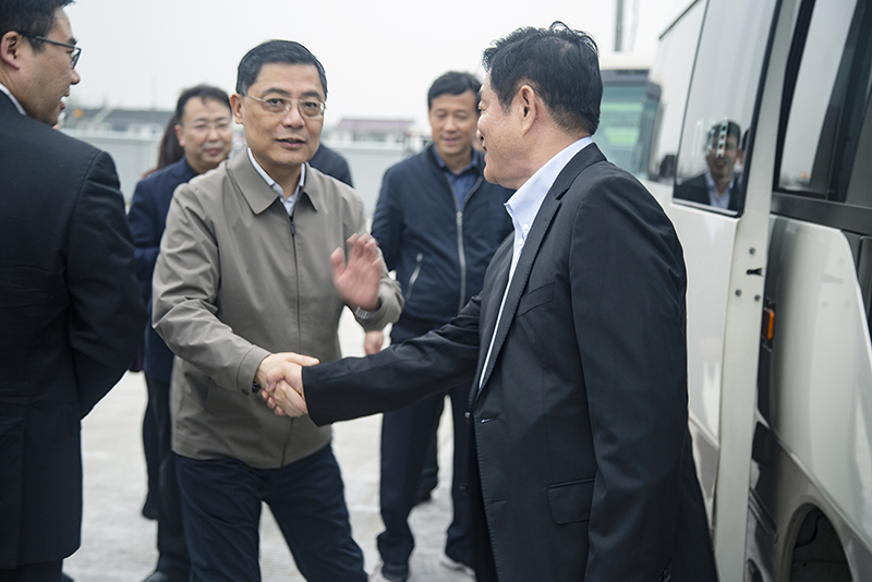 上海市彭沉雷副市长考察叶榭楼房式种猪场